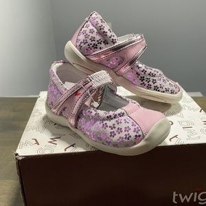 NWT Twig Girls Cyn Pink Print Leather Shoes